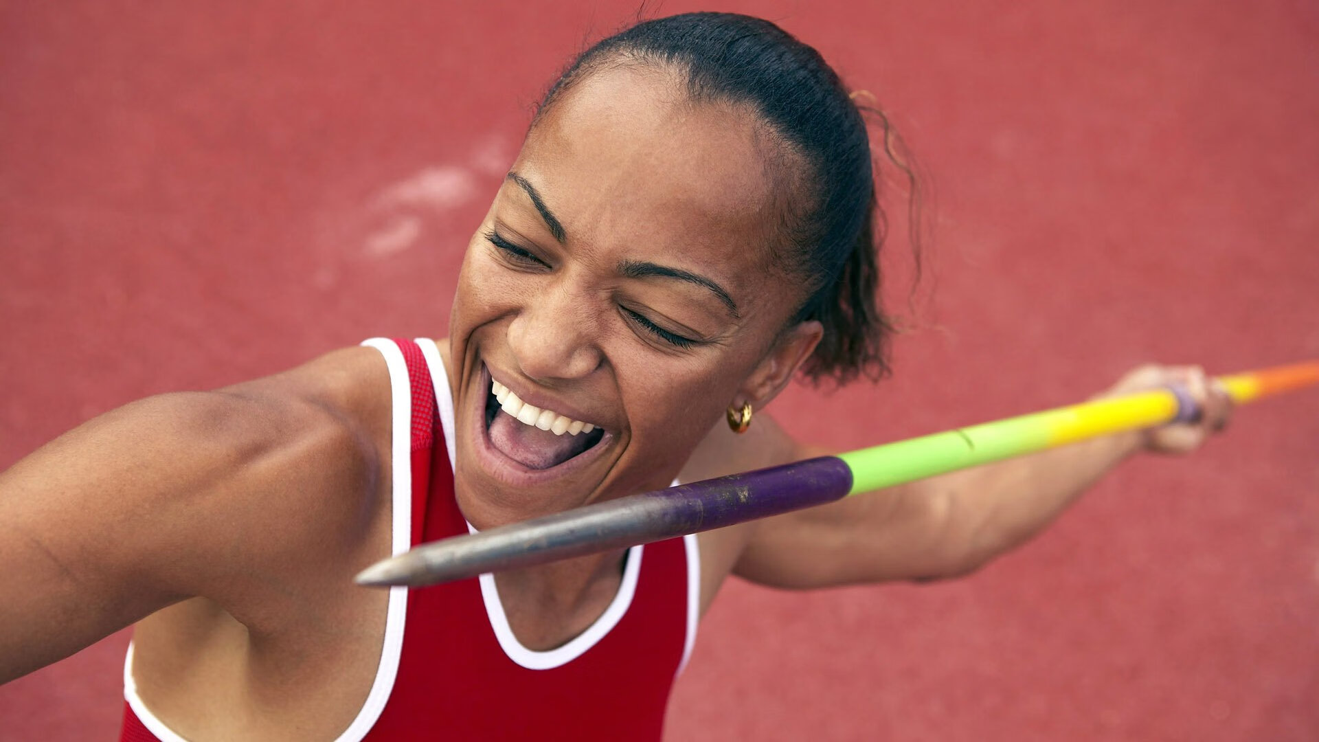 明星运动员跨界主持体育节目受到好评，体育明星参加娱乐节目